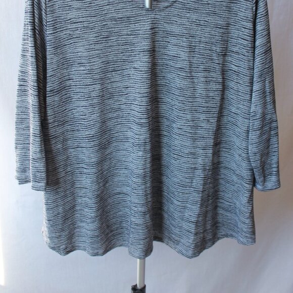 Ruby Rd. Woman 2X V-Neck, Navy and White Striped 3/4 sleeves. Polyester/rayon b - Picture 2 of 4